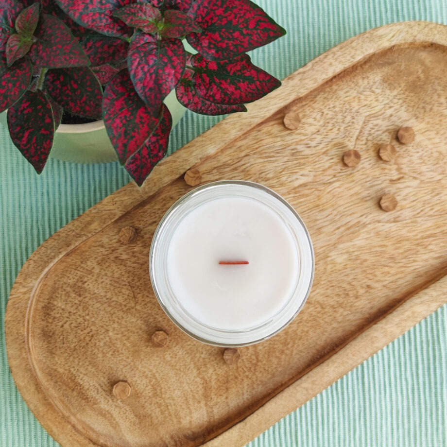 Lumânare parfumată Candelina, handmade, cu ceară de soia, platou de lemn și floare de sus