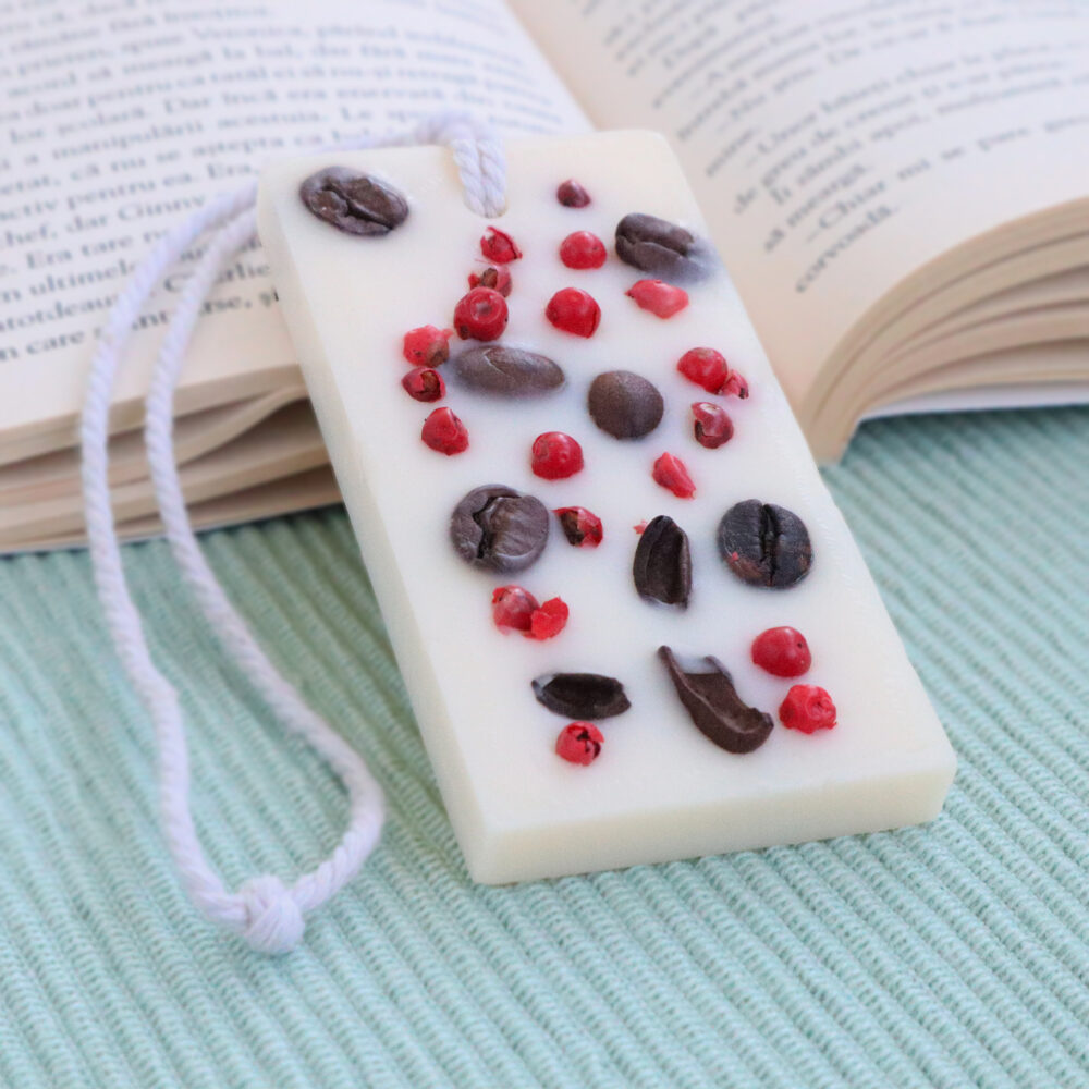 Tableta parfumata din ceara de soia, NOIR - Cafea, Piper roz, Paciuli, pe carte