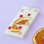 Tableta parfumata din ceara de soia, MIST - Chihlimbar, Vanilie, Portocală amară, pe fundal mov2