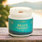 Lumânare parfumată BRAVE - Mosc, Lemn de santal, Pelin, 90g