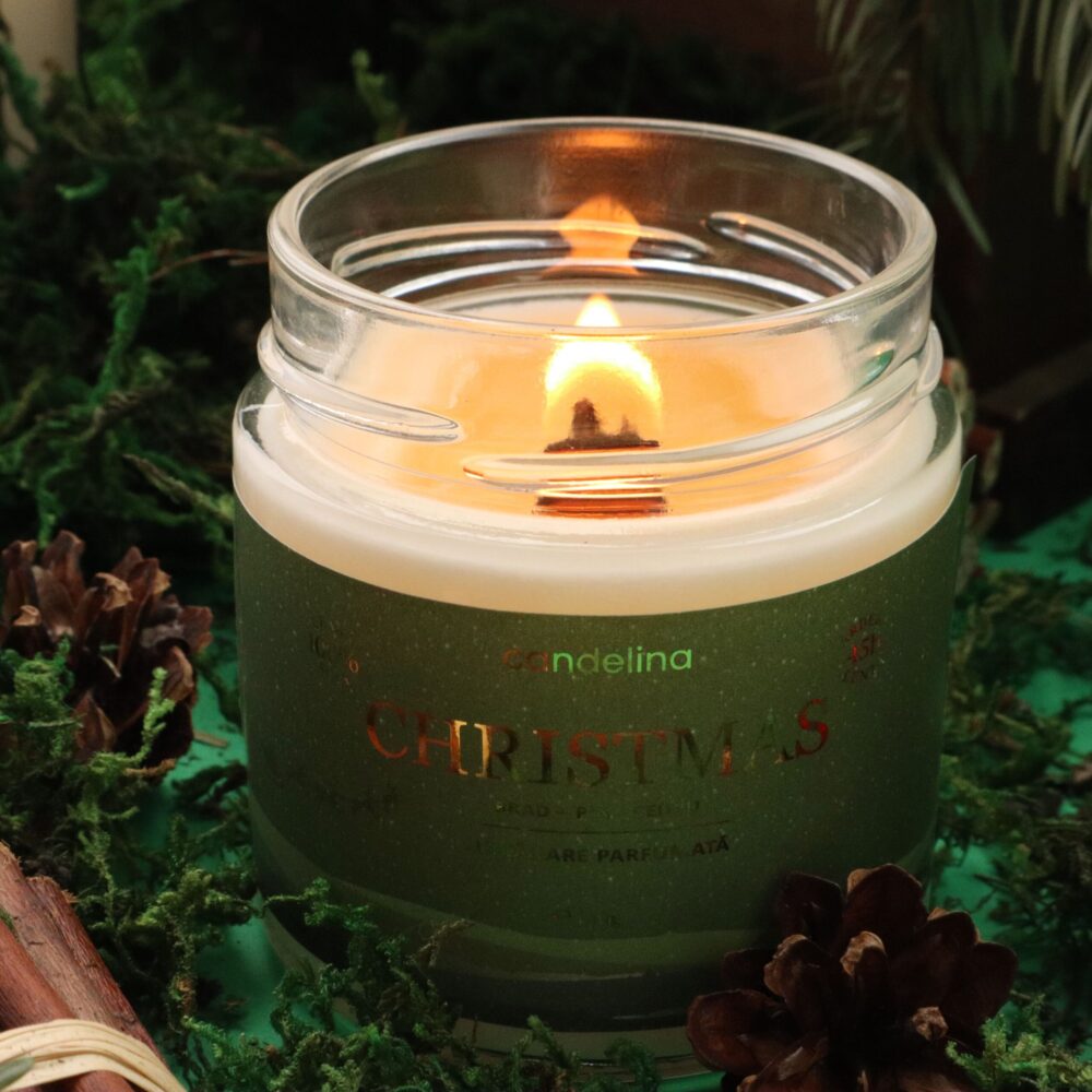 Lumânare parfumată CHRISTMAS - Brad, Pin, Cedru, 180g, cu decor, aprinsa
