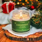 Lumânare parfumată CHRISTMAS - Brad, Pin, Cedru, 90g, fundal de Craciun