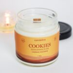 Lumânare parfumată COOKIES - Biscuiți glazurați de casă, 180g, fundal alb Lumânare parfumată COOKIES - Biscuiți glazurați de casă, 180g, fundal alb