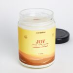 Lumânare parfumată JOY - Vanilie, Alune, Castane, 280g, fundal alb Lumânare parfumată JOY - Vanilie, Alune, Castane, 280g, fundal alb