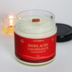 Lumânare parfumată MERE ACRE CARAMELIZATE, 180g, fundal alb