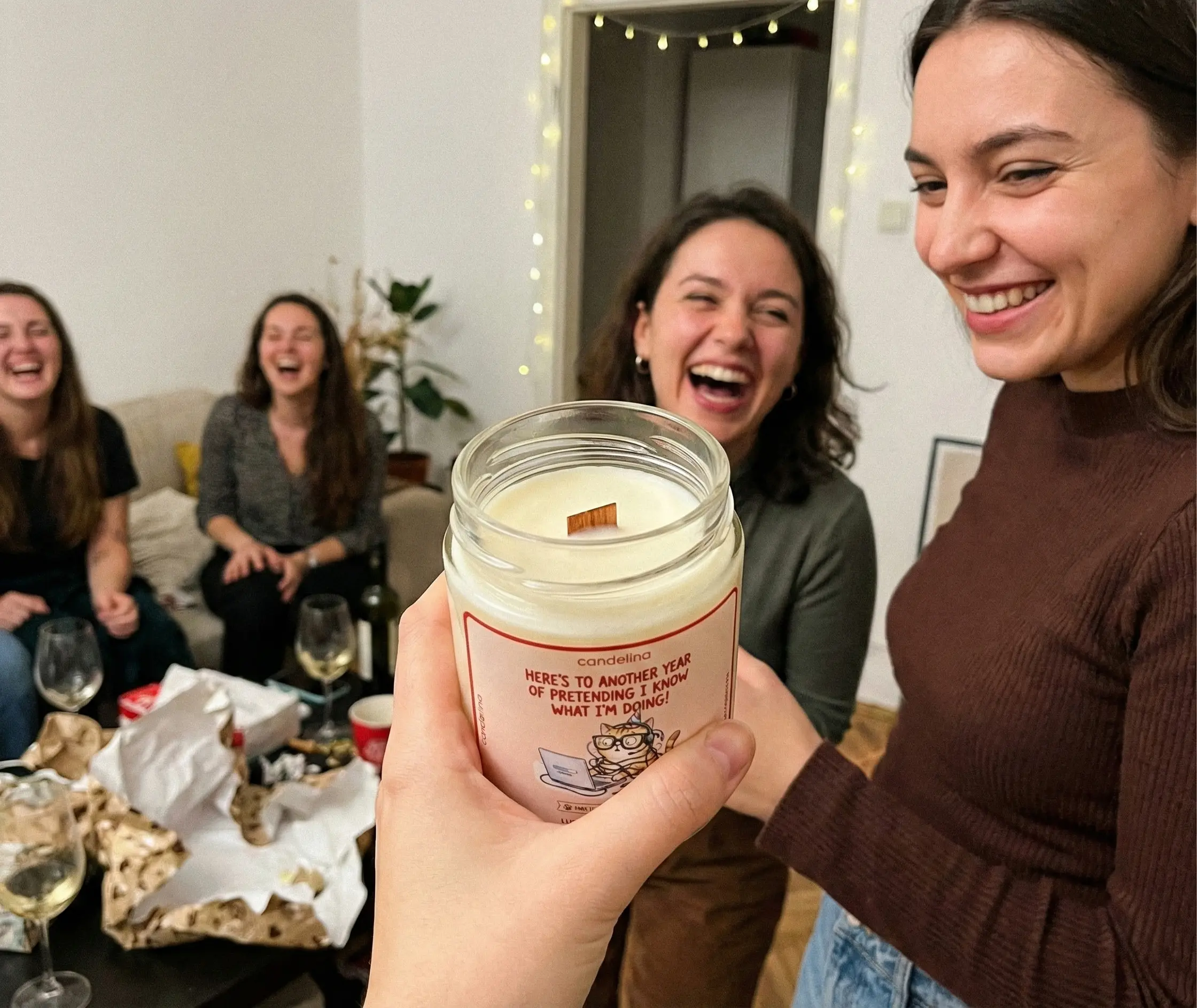 Lumânare Parfumată Personalizată HERE'S TO ANOTHER YEAR OF PRETENDING I KNOW WHAT I'M DOING cadouri amuzante femei, barbati, prieteni 2