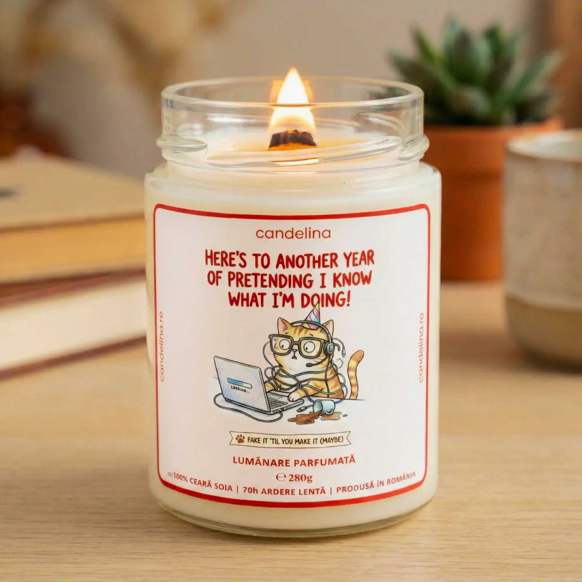 Lumânare Parfumată Personalizată HERE'S TO ANOTHER YEAR OF PRETENDING I KNOW WHAT I'M DOING cadouri amuzante femei, barbati, prieteni
