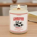 Lumânare Parfumată Personalizată I SURVIVED ANOTHER YEAR. BARELY cadouri amuzante femei, barbati, prieteni