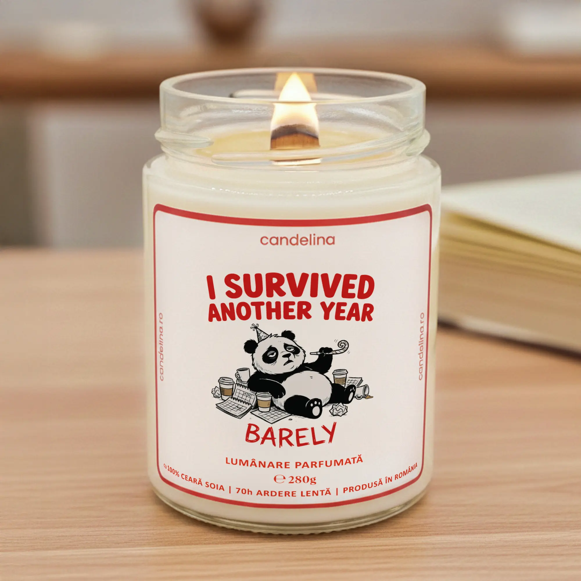 Lumânare Parfumată Personalizată I SURVIVED ANOTHER YEAR. BARELY cadouri amuzante femei, barbati, prieteni